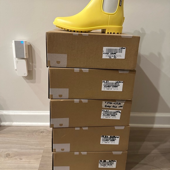Planone Short Women’s Rain Boots. Yellow (Always Shine). 2 pr available size 37 - Picture 1 of 4